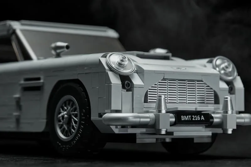 LEGO Modell des James Bond Aston Martin DB5 in Nahaufnahme von vorne mit sichtbarem Kühlergrill und Scheinwerfern