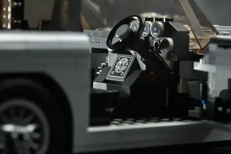 LEGO Nachbildung des Cockpits vom Aston Martin DB5 mit detailliertem Armaturenbrett und Lenkrad