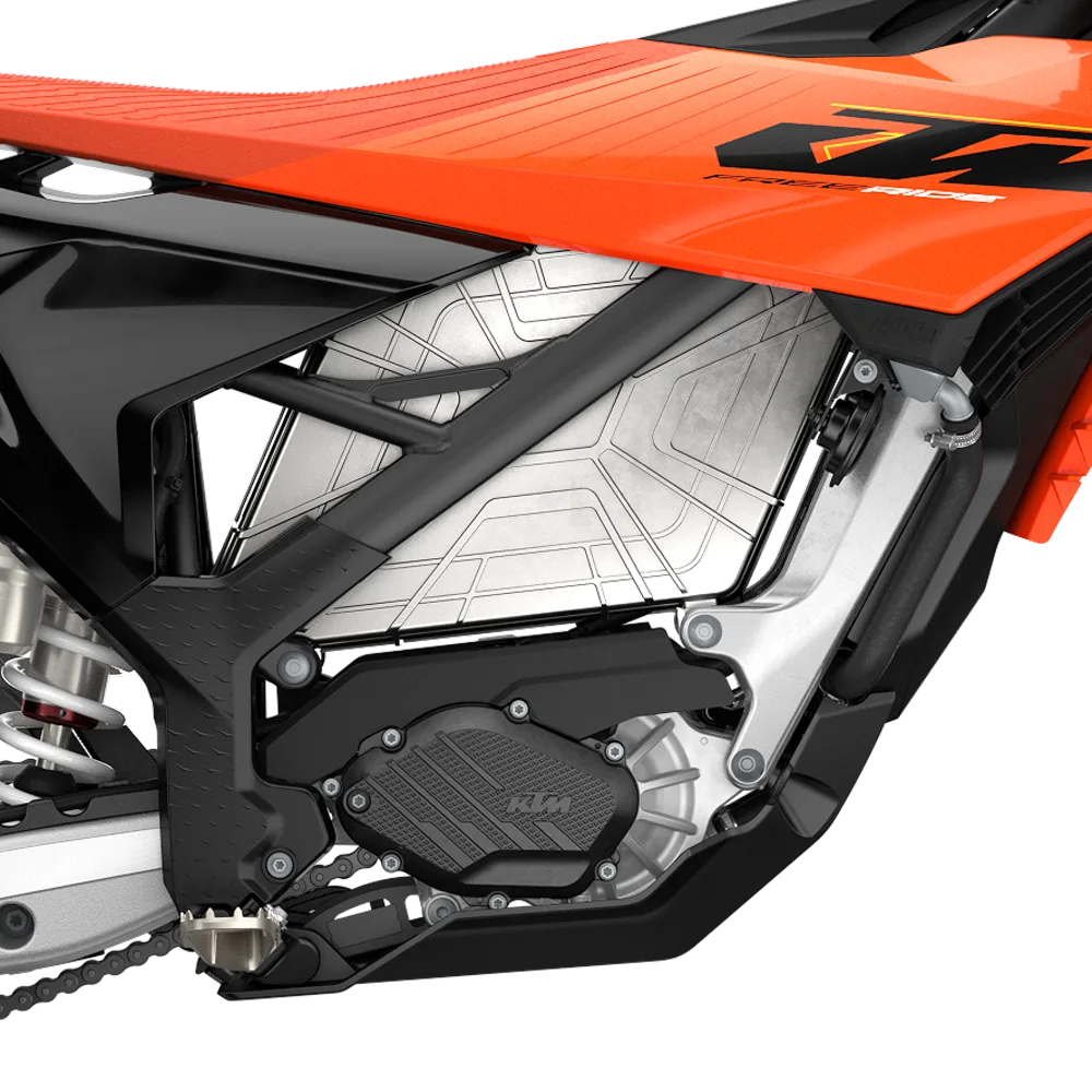 Nahaufnahme des Akkus und Motors der KTM FREERIDE E 2027 Elektro-Enduro.