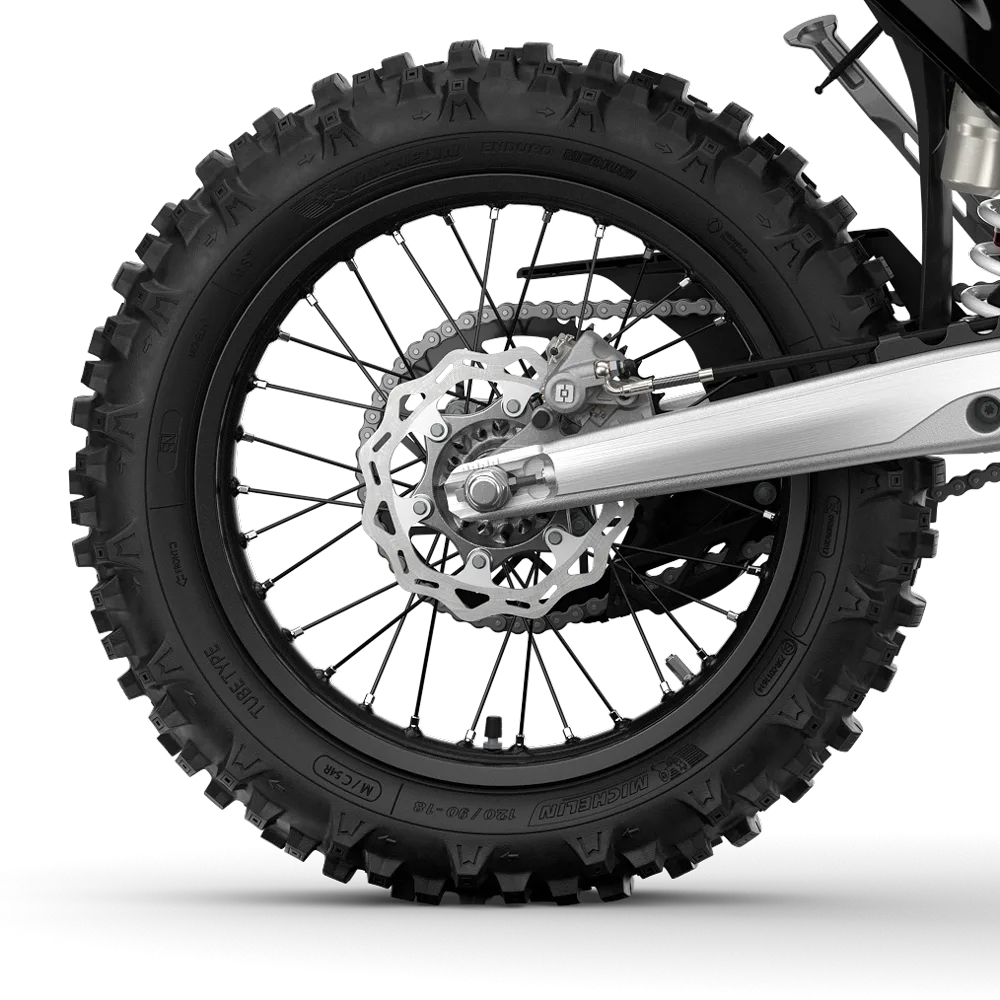 Hinterrad mit grobstolligem Reifen und Bremsscheibe einer KTM FREERIDE E