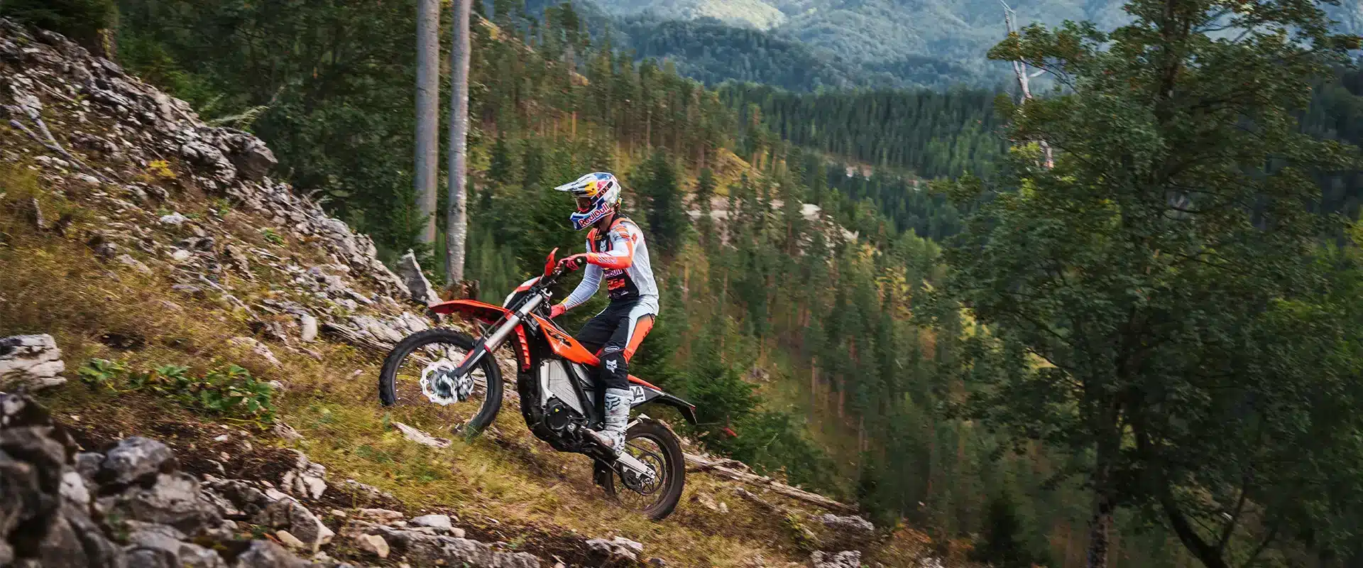 KTM FREERIDE E 2027 Motorrad fährt Offroad einen steilen Hang hinauf