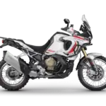 MV Agusta Enduro Veloce 931 LXP Orioli Adventure-Bike von der Seite, weiß-schwarz lackiert, auf schwarzem Hintergrund