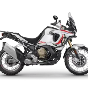 MV Agusta Enduro Veloce 931 LXP Orioli Adventure-Bike von der Seite, weiß-schwarz lackiert, auf schwarzem Hintergrund