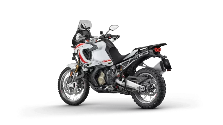 MV Agusta Enduro Veloce 931 LXP Orioli Motorrad, schräg von hinten fotografiert, mit Speichenrädern und Offroad-Bereifung.