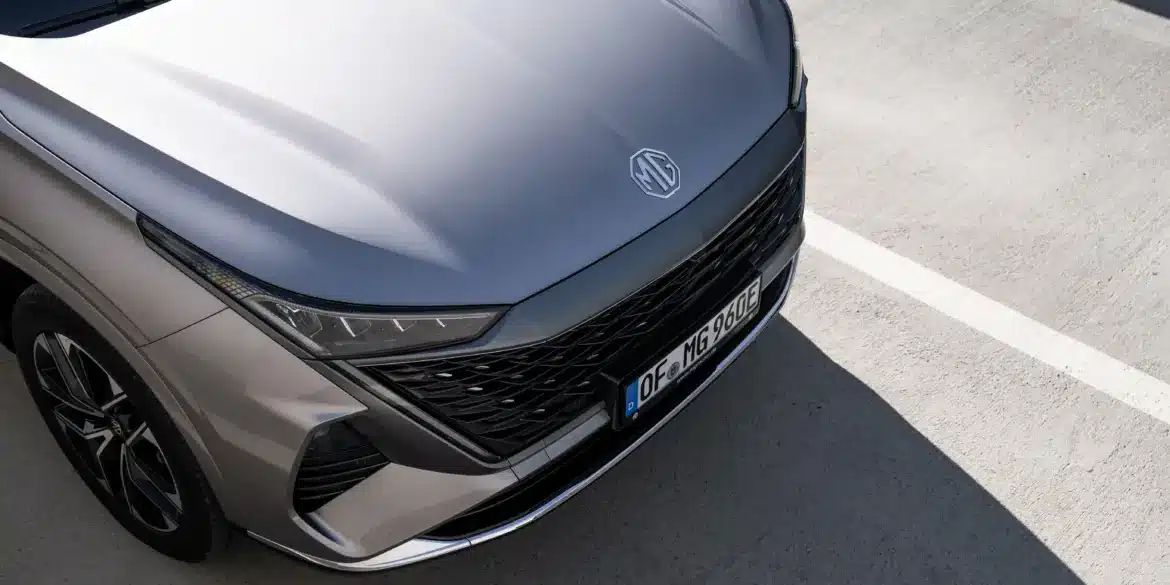 Detailansicht der Fahrzeugfront eines MG Elektro-SUV mit markantem Kühlergrill und Scheinwerfern