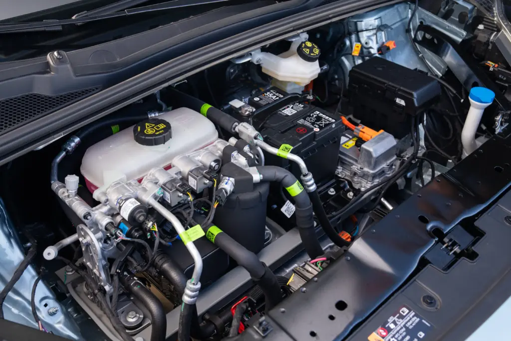 Motorraum eines MG Fahrzeugs mit Komponenten eines Hybrid- oder Elektroantriebs