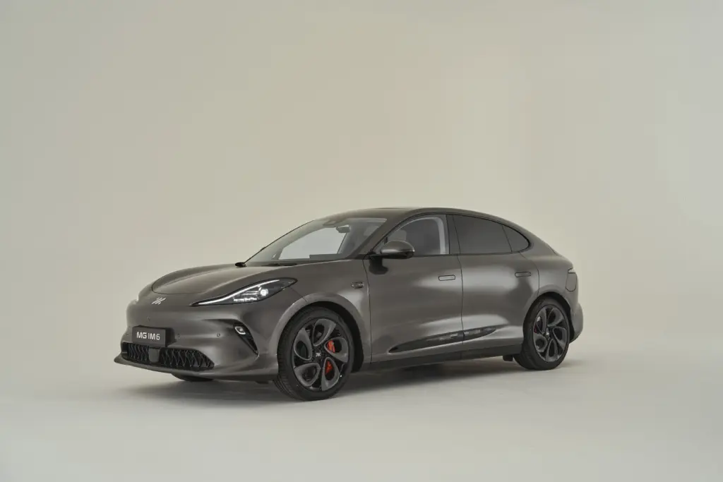 Seitenansicht eines MG IM6 in mattgrauer Lackierung vor neutralem Hintergrund.