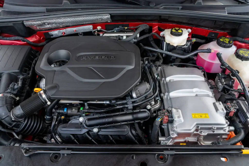 Hybridmotor im Motorraum eines MG Fahrzeugs aus der aktuellen Modellpalette