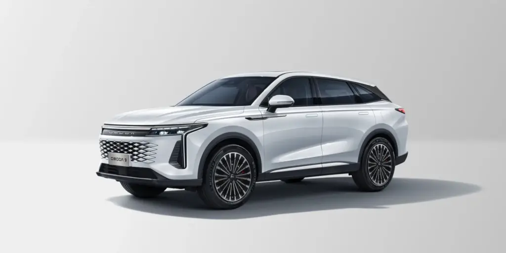 OMODA 9 PHEV Plug-in-Hybrid SUV in weißer Lackierung, Seitenansicht auf neutralem Hintergrund.