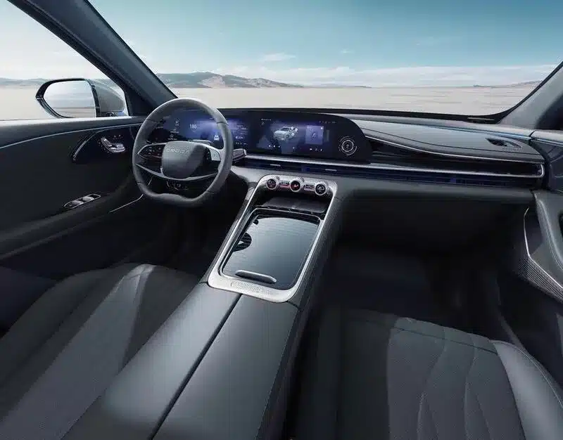 Innenraum und Cockpit des OMODA 9 PHEV mit großem Curved-Display und hochwertigen Materialien.