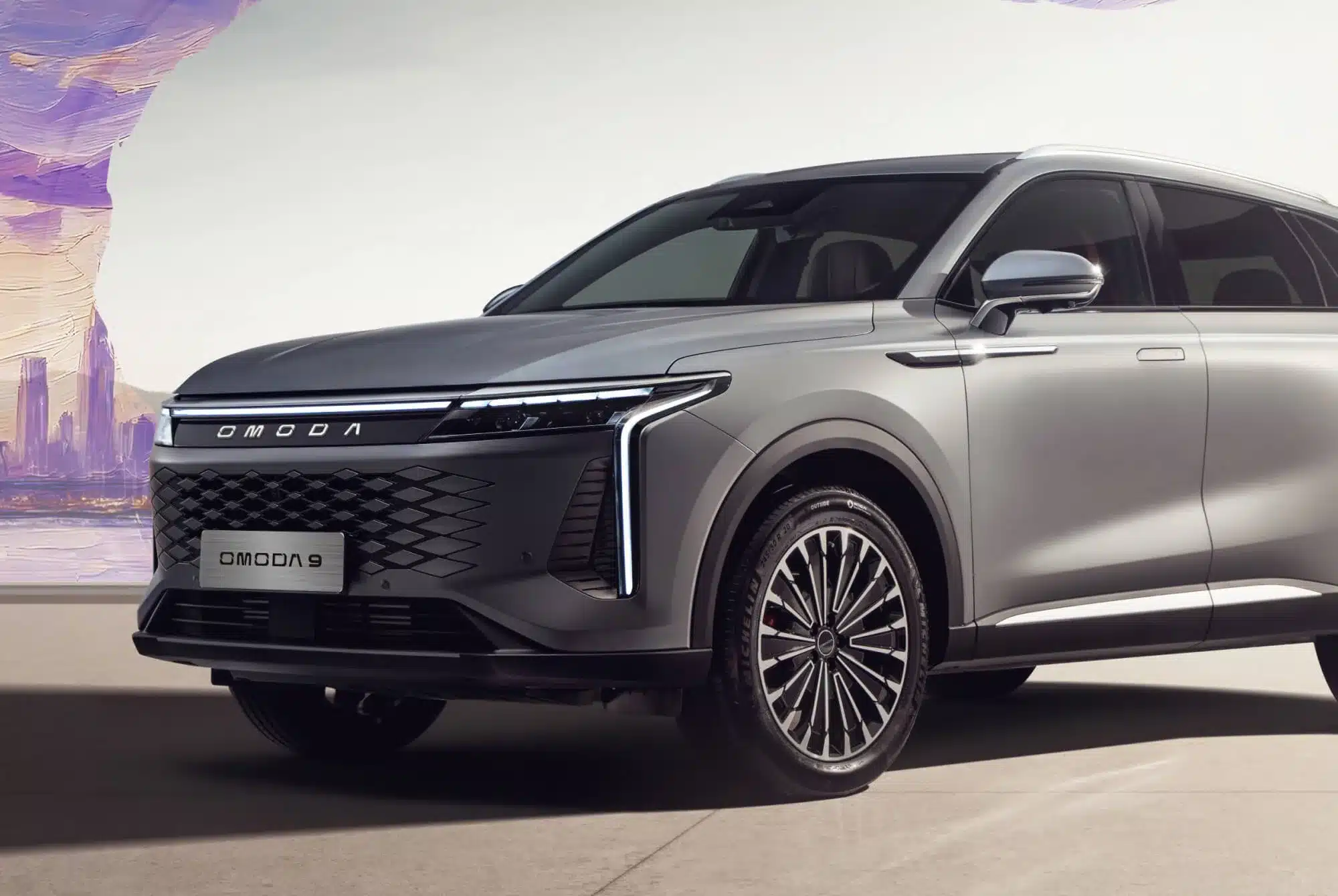 Frontansicht des OMODA 9 PHEV in Silber mit LED-Scheinwerfern und Diamond-Kühlergrill.