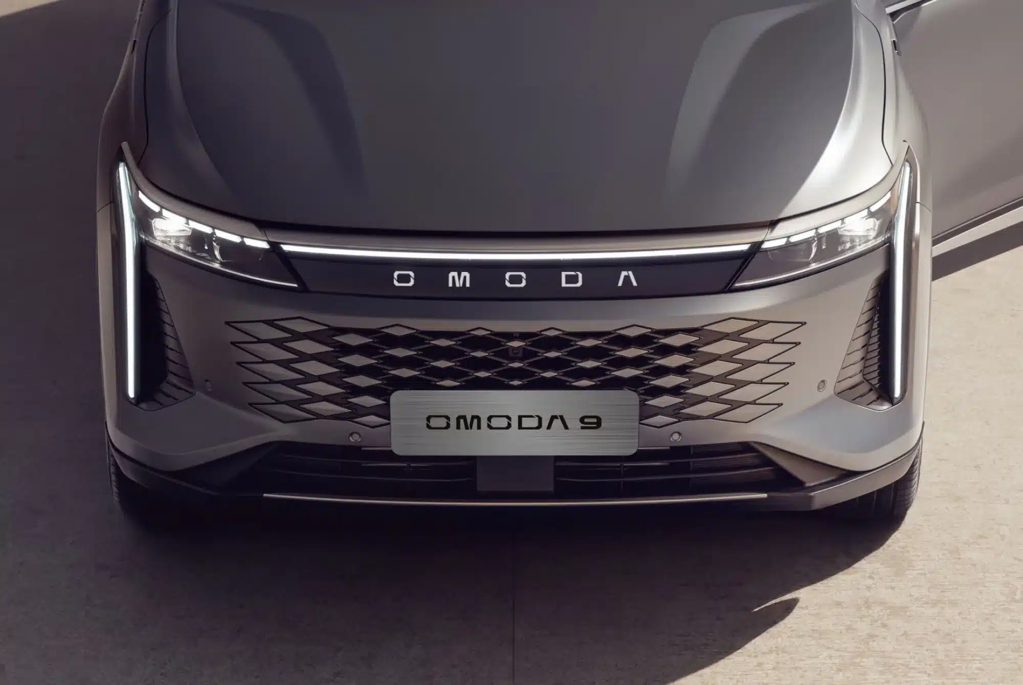Front des OMODA 9 PHEV mit Diamond-Kühlergrill und durchgehender LED-Lichtlinie