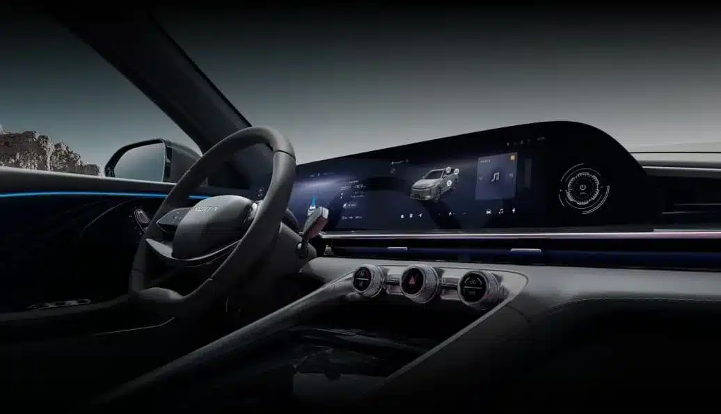 Innenraum des OMODA 9 PHEV mit großem Panorama-Display und digitalem Cockpit