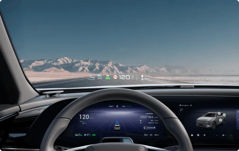Innenansicht des OMODA 9 PHEV mit digitalem Cockpit, Head-up-Display und Panorama-Berglandschaft
