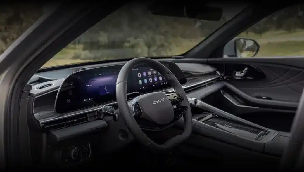 Innenraumansicht des OMODA 9 PHEV mit Panorama-Display und hochwertigem Lenkrad