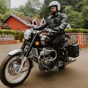 Fahrer auf einer Royal Enfield Classic 650 beim Fahren durch eine Ortschaft