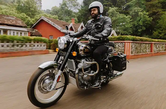 Fahrer auf einer Royal Enfield Classic 650 beim Fahren durch eine Ortschaft