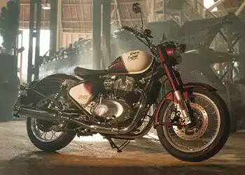 Royal Enfield Classic 650 Motorrad, seitlich fotografiert, im historischen Ambiente
