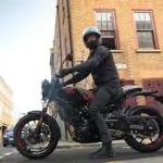 Motorradfahrer auf einer Guerrilla 450 Apex im Stadtverkehr