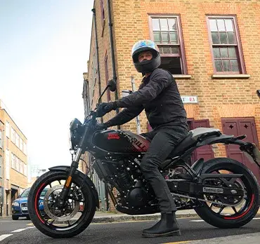 Motorradfahrer auf einer Guerrilla 450 Apex im Stadtverkehr