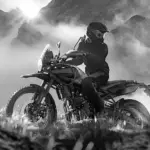Royal Enfield Himalayan 450 Motorrad im Gelände mit Fahrer vor bergiger Landschaft
