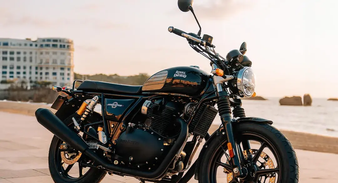 Royal Enfield Interceptor 650 Motorrad in schwarz am Wasser bei Sonnenuntergang