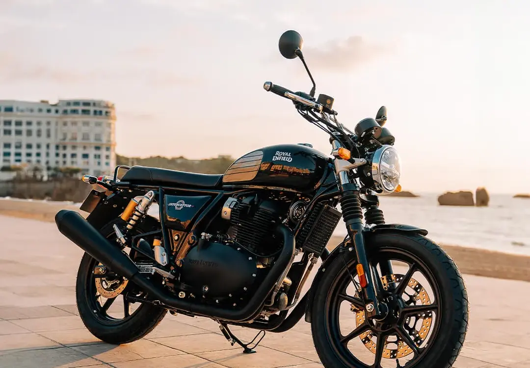 Royal Enfield Interceptor 650 Motorrad in schwarz am Wasser bei Sonnenuntergang