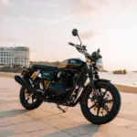 Royal Enfield Interceptor 650 Motorrad in schwarz am Wasser bei Sonnenuntergang