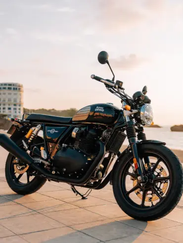 Royal Enfield Interceptor 650 Motorrad in schwarz am Wasser bei Sonnenuntergang