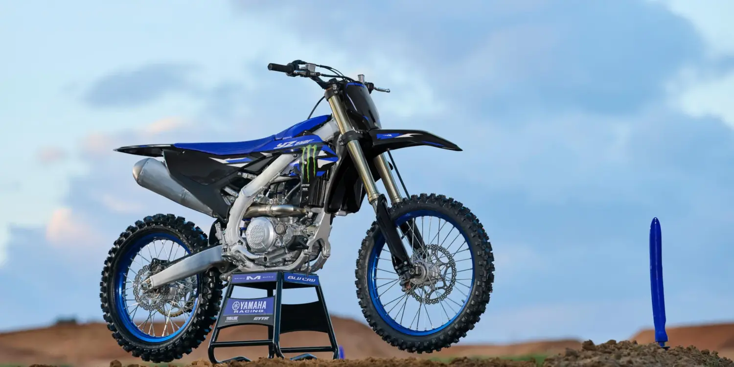 Seitenansicht der Yamaha YZ250F Monster Energy Yamaha Racing Edition auf einer Motocross-Strecke.