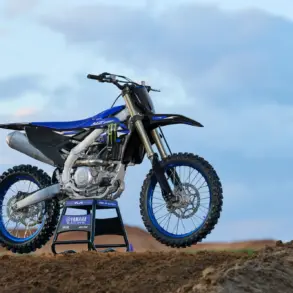 Seitenansicht der Yamaha YZ250F Monster Energy Yamaha Racing Edition auf einer Motocross-Strecke.