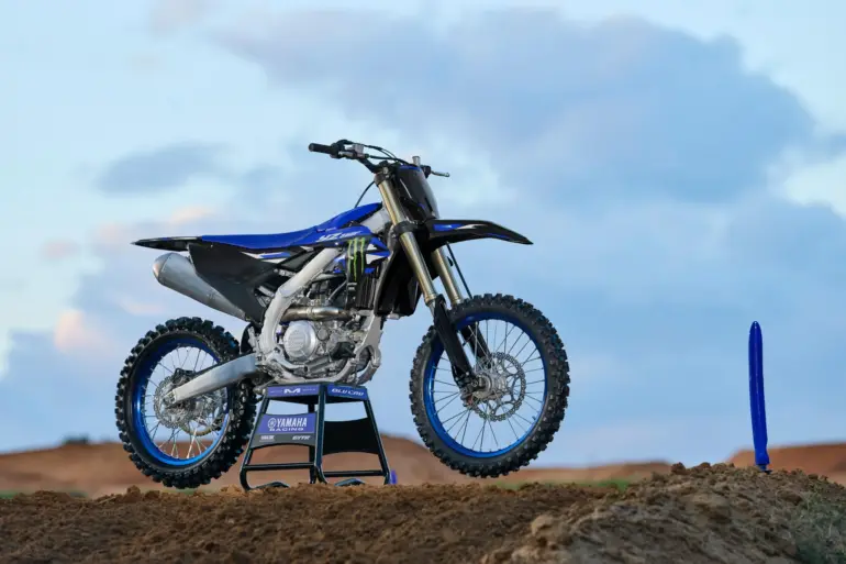 Seitenansicht der Yamaha YZ250F Monster Energy Yamaha Racing Edition auf einer Motocross-Strecke.