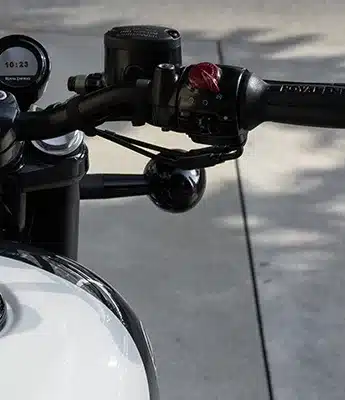 Nahaufnahme des Lenkers und Tanks einer Royal Enfield Shotgun 650