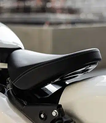 Nahaufnahme der Sitzbank einer Royal Enfield Shotgun 650
