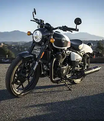 Royal Enfield Shotgun 650 Stencil White auf der Straße mit Bergen im Hintergrund