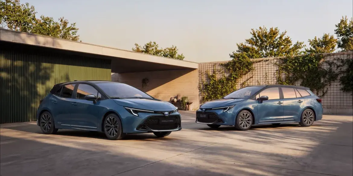 Toyota Corolla 60th Anniversary Hatchback und Touring Sports in New Boreal Blue Metallic mit schwarzem Dach