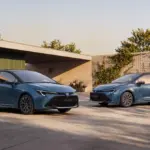 Toyota Corolla 60th Anniversary Hatchback und Touring Sports in New Boreal Blue Metallic mit schwarzem Dach