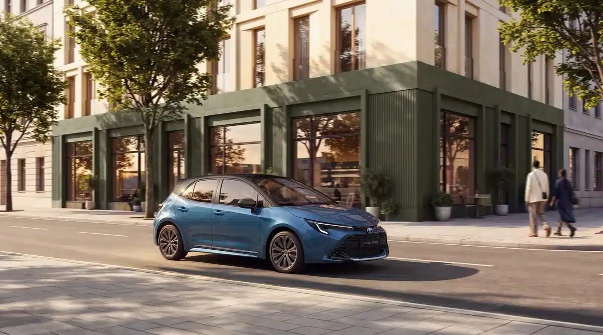 Toyota Corolla 60th Anniversary Hatchback in blau auf einer Stadtstraße vor modernen Gebäuden.