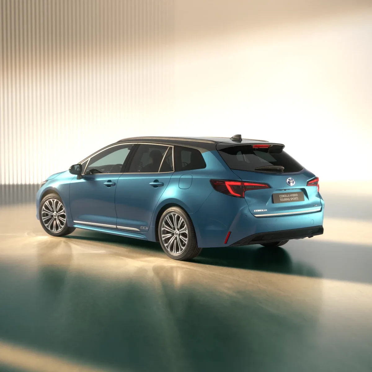 Toyota Corolla Touring Sports 60th Anniversary Edition in blauer Bi-Tone-Lackierung von hinten seitlich