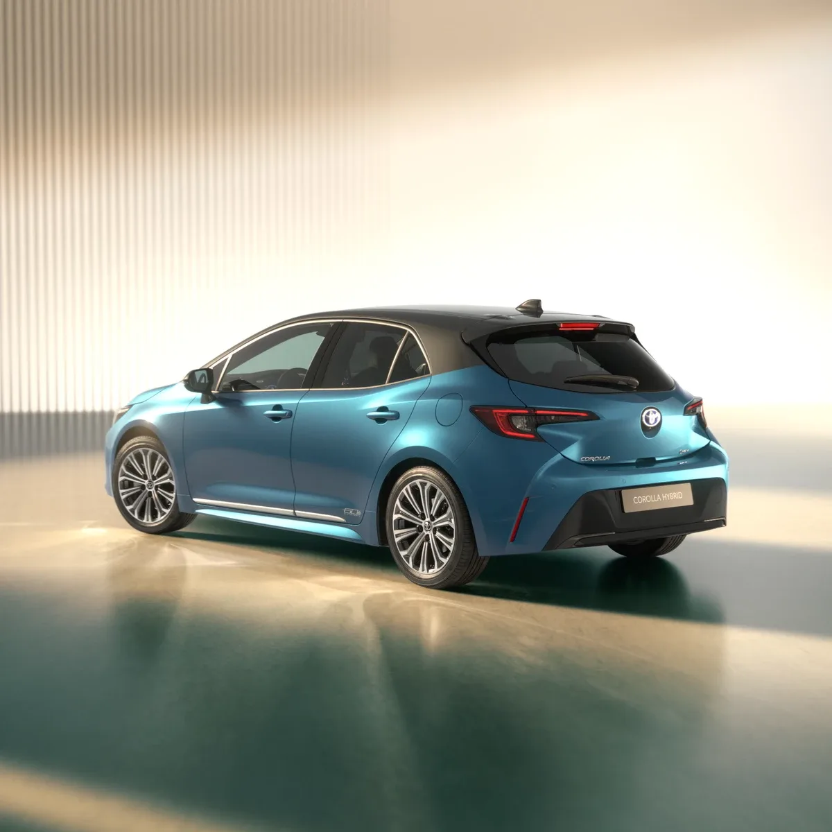 Toyota Corolla 60th Anniversary Hatchback, seitliche Heckansicht in blau-schwarzem Bi-Tone-Lack.