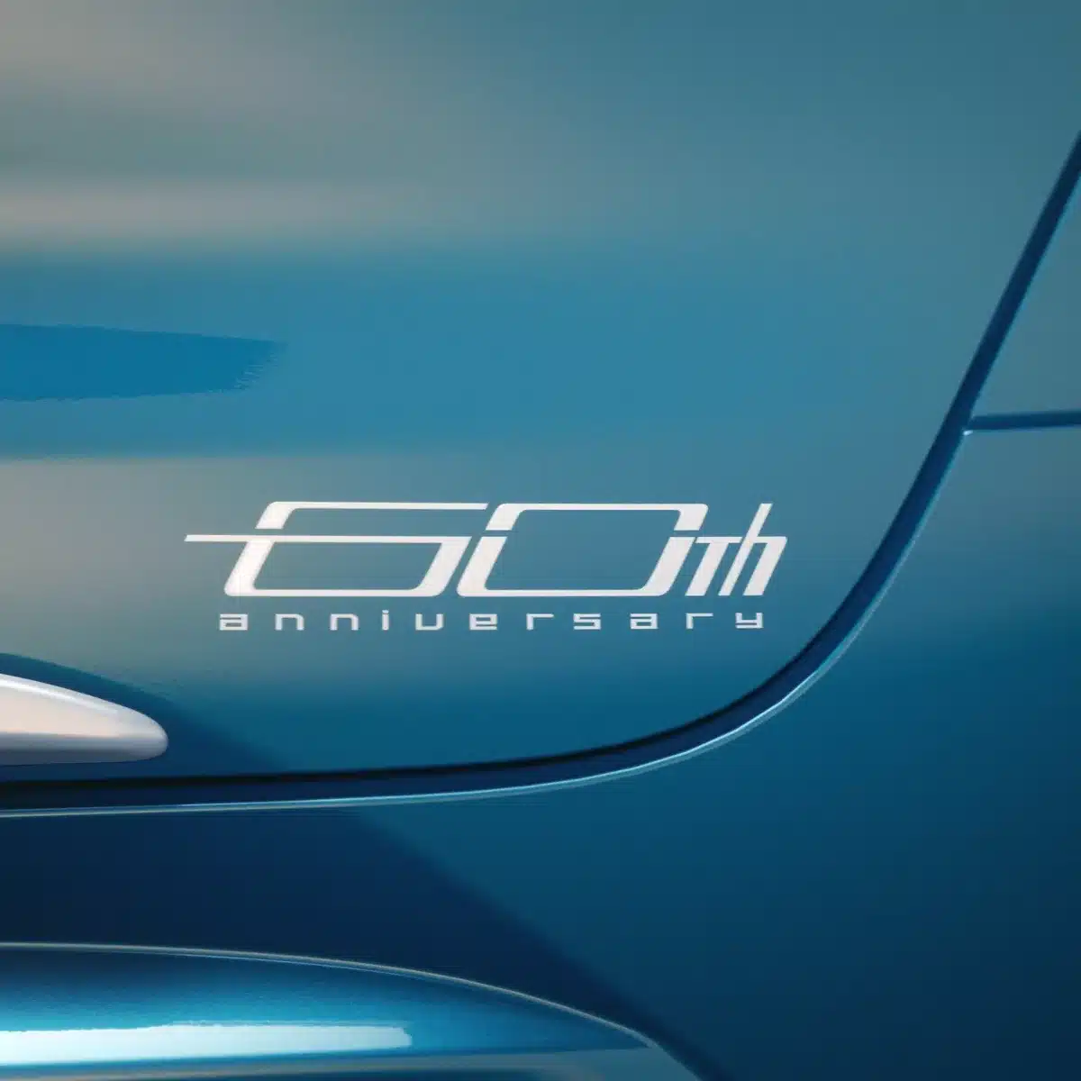 Detailaufnahme des 60th Anniversary Emblems auf dem blau lackierten Toyota Corolla.