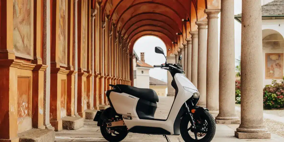 Weißer Zero LS1 Street Elektroroller seitlich vor einer Reihe historischer Säulen und Arkaden
