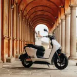 Weißer Zero LS1 Street Elektroroller seitlich vor einer Reihe historischer Säulen und Arkaden