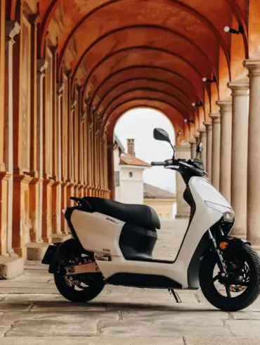 Weißer Zero LS1 Street Elektroroller seitlich vor einer Reihe historischer Säulen und Arkaden