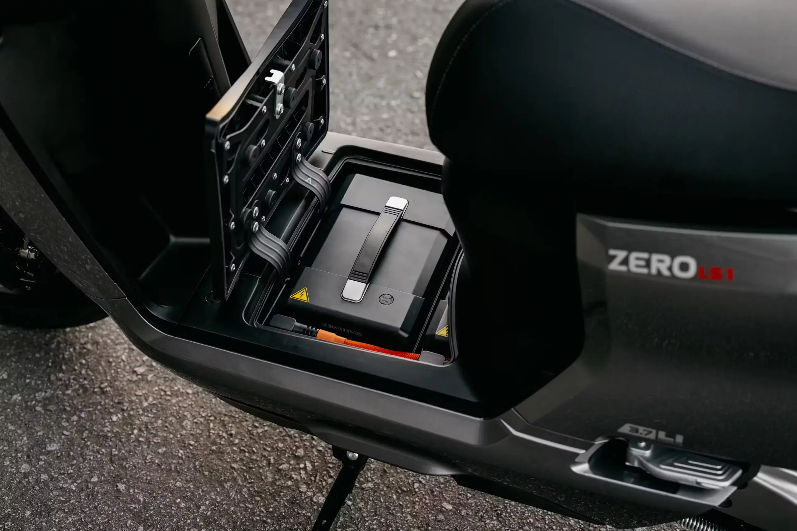 Blick auf den ausgebauten Lithium-Ionen-Akku der Zero LS1 Street unter dem geöffneten Sitz