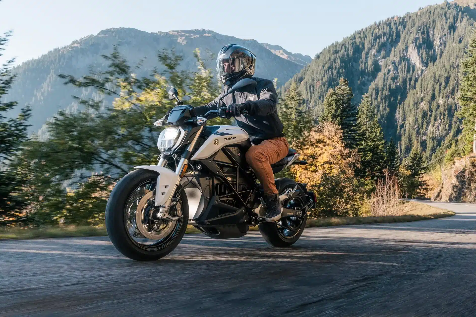 Fahrer auf einer Zero S Elektromotorrad fährt auf einer Bergstraße bei Tageslicht