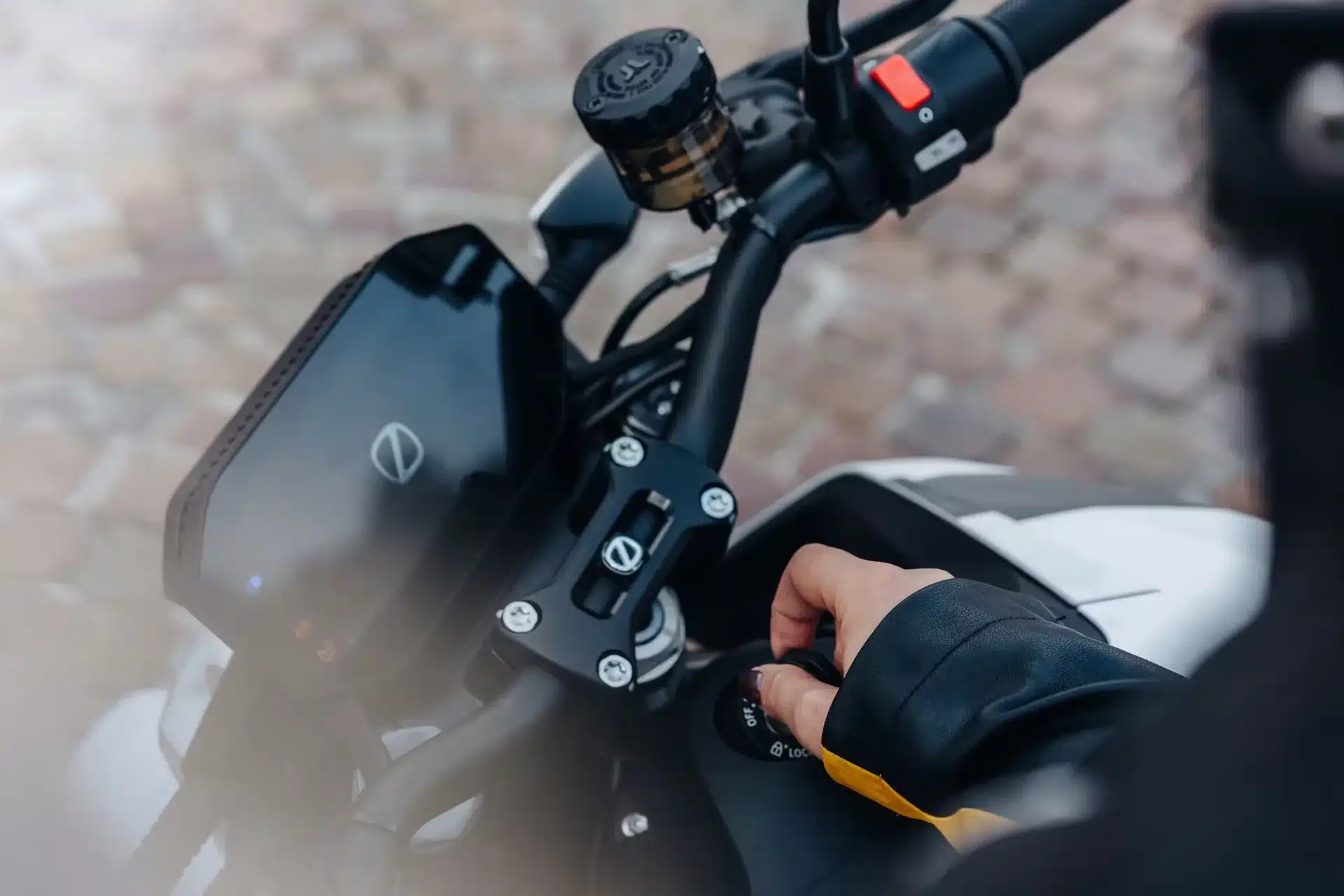 Lenker, Cockpit und eine Hand am Zündschloss der Zero S Elektromotorrad