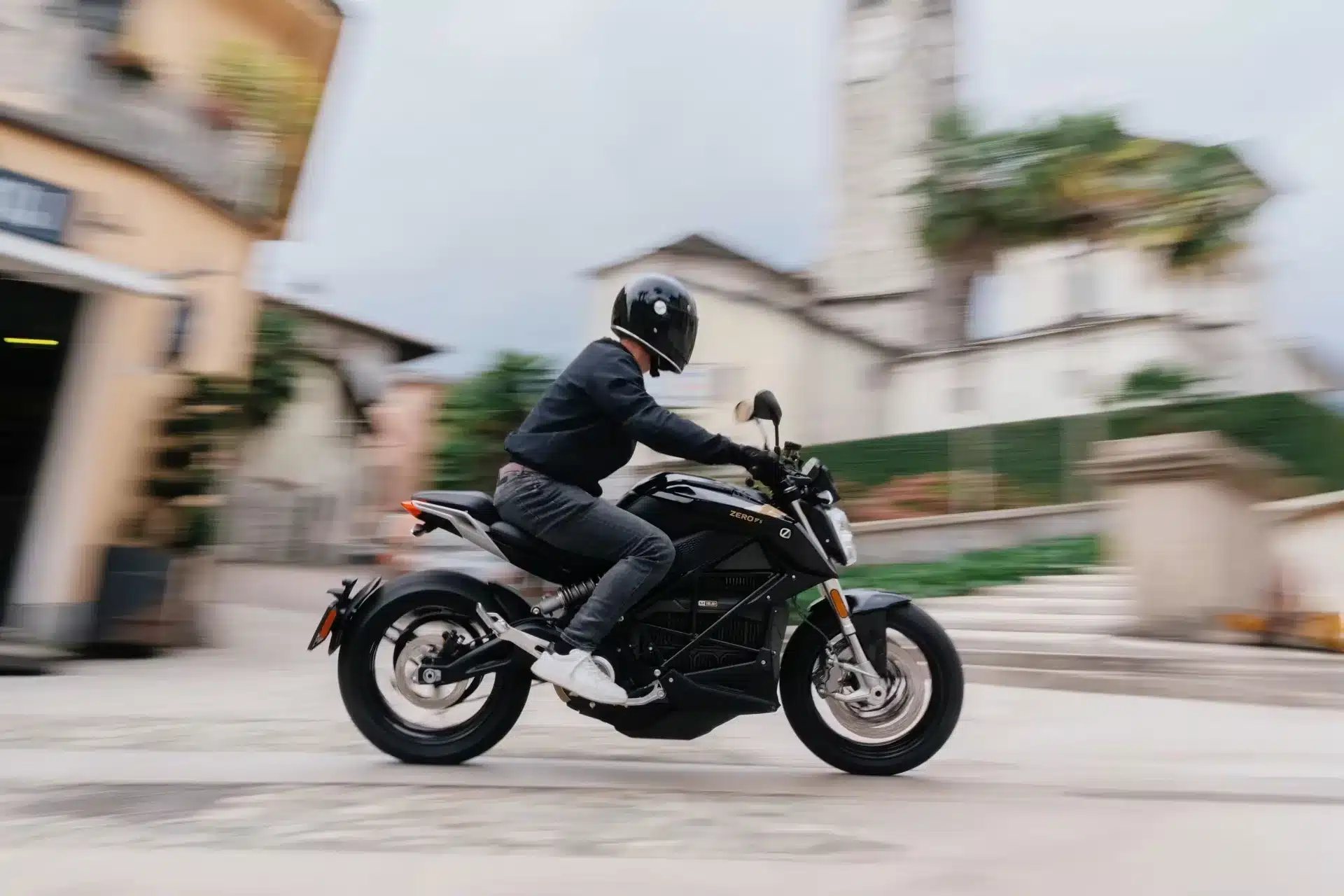 Fahrer auf einer Zero S Elektromotorrad im Stadtverkehr
