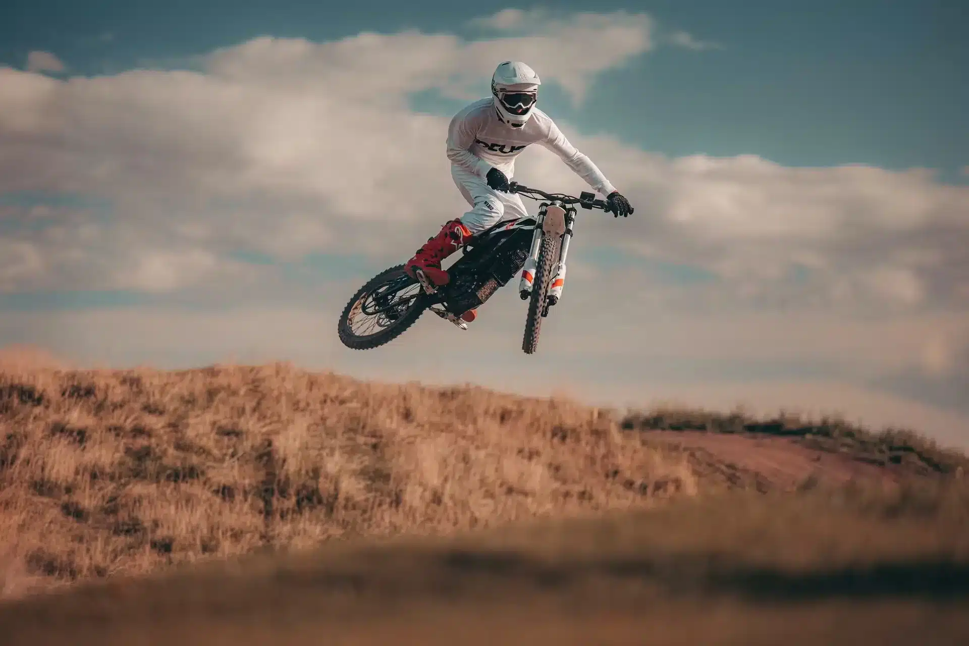Zero XB Elektromotorrad mit Fahrer beim Sprung in einer Offroad-Landschaft