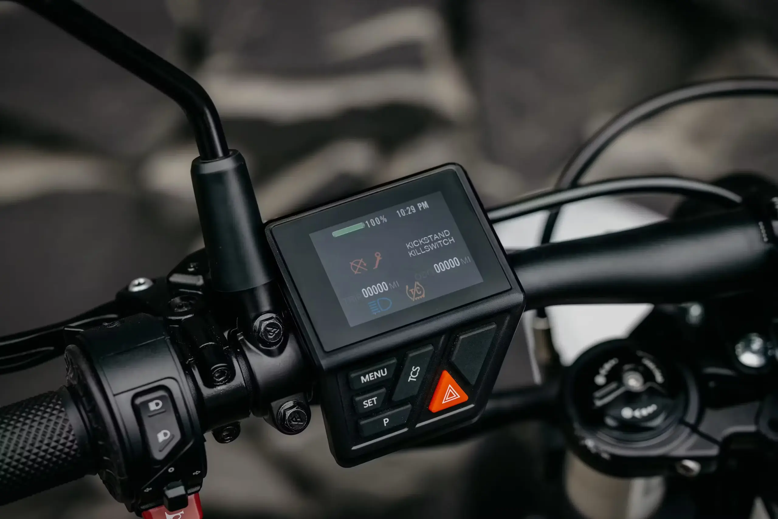Cockpitansicht mit digitalem Display und Bedienelementen der Zero XB